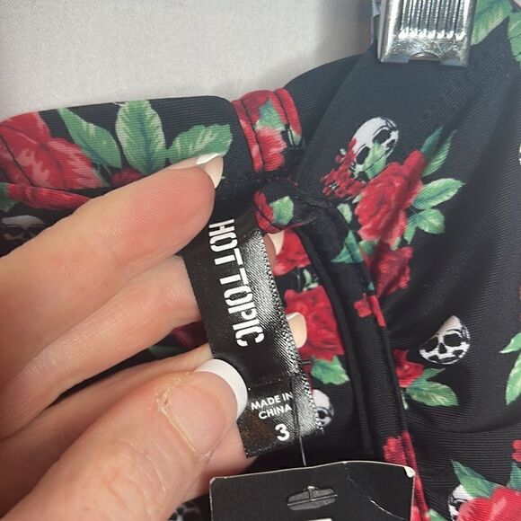 Hot Topic Roses & Skull Ruched High Waisted Swim Bottoms. Size 3 (3X). - Picture 9 of 12